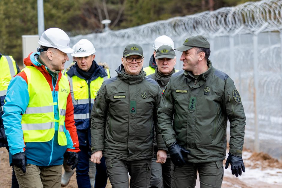 NSGK vadovas: Baltarusijos pasienyje įrengta pusė visos koncertinos, 90 km tvoros