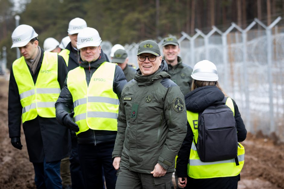 NSGK vadovas: Baltarusijos pasienyje įrengta pusė visos koncertinos, 90 km tvoros