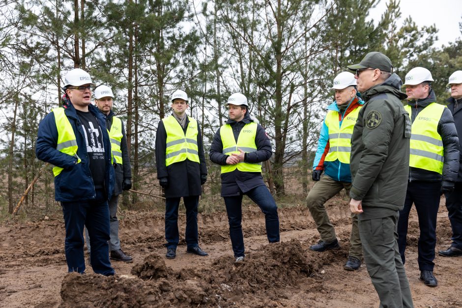 NSGK vadovas: Baltarusijos pasienyje įrengta pusė visos koncertinos, 90 km tvoros