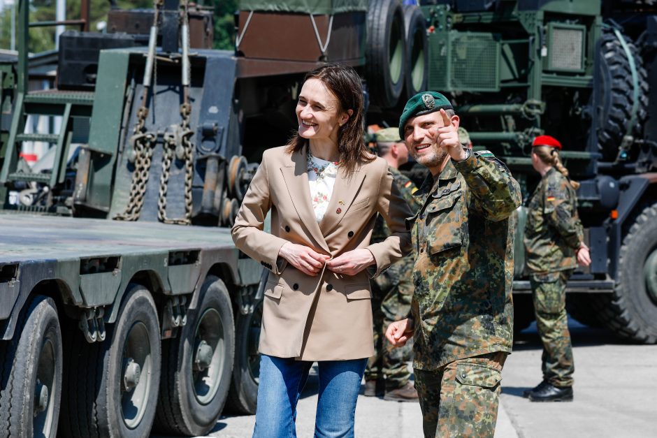Seimo pirmininkė Rukloje lankė karius: sužaidė ir simultaną