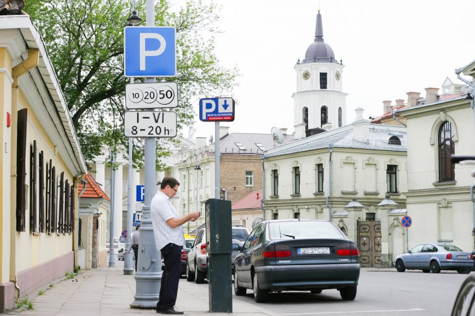 Sostinėje automobilių stovėjimo branginti euru nesiryžo, bet brangs kitaip