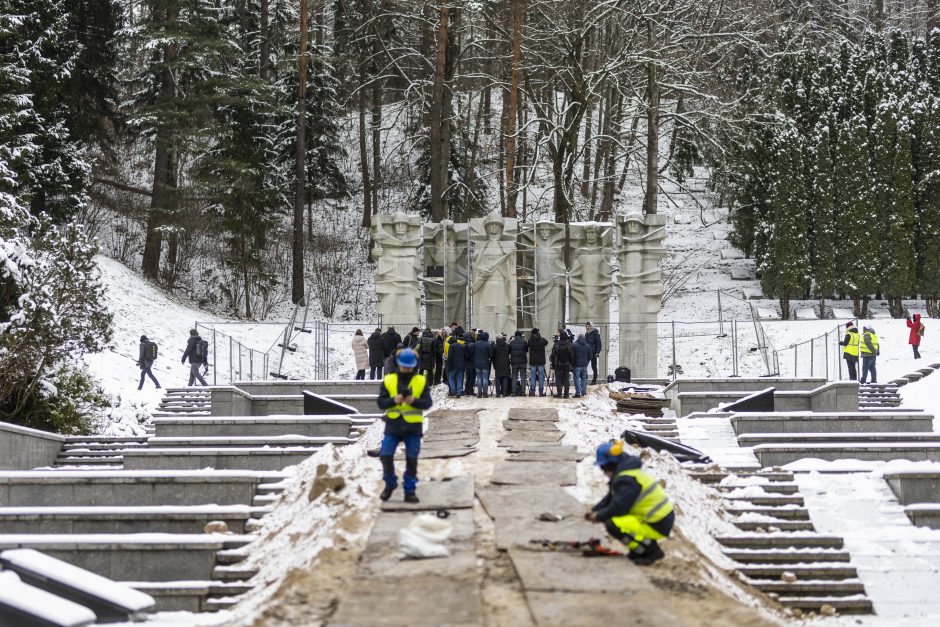 Vilnius nepaiso JT komiteto perspėjimų: pradėtos ardyti sovietinės skulptūros