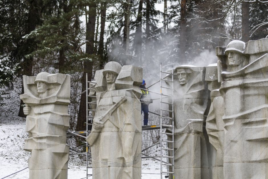 Vilnius nepaiso JT komiteto perspėjimų: pradėtos ardyti sovietinės skulptūros