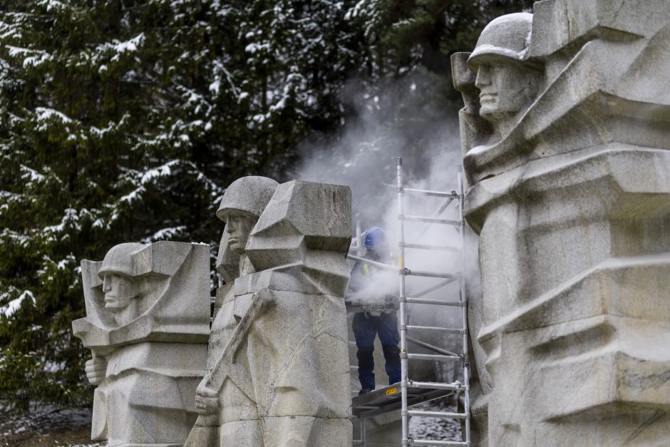 Vilnius nepaiso JT komiteto perspėjimų: pradėtos ardyti sovietinės skulptūros