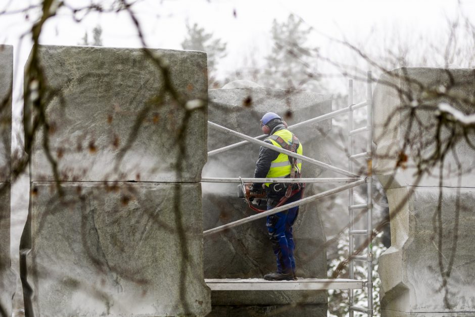 Vilnius nepaiso JT komiteto perspėjimų: pradėtos ardyti sovietinės skulptūros