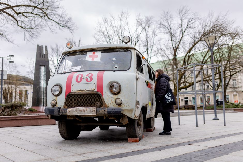 Vilniuje galima pamatyti kulkų suvarpytą greitosios automobilį iš Ukrainos