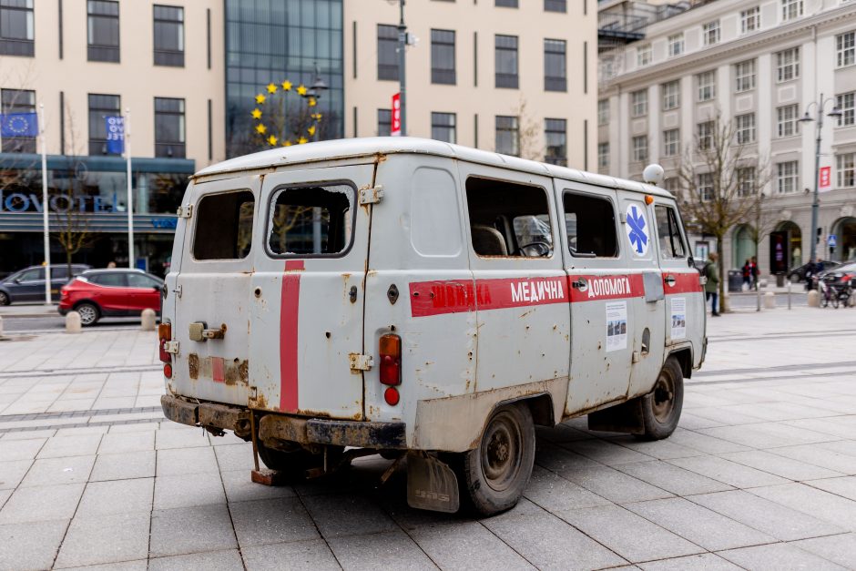 Vilniuje galima pamatyti kulkų suvarpytą greitosios automobilį iš Ukrainos