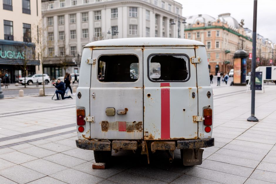 Vilniuje galima pamatyti kulkų suvarpytą greitosios automobilį iš Ukrainos