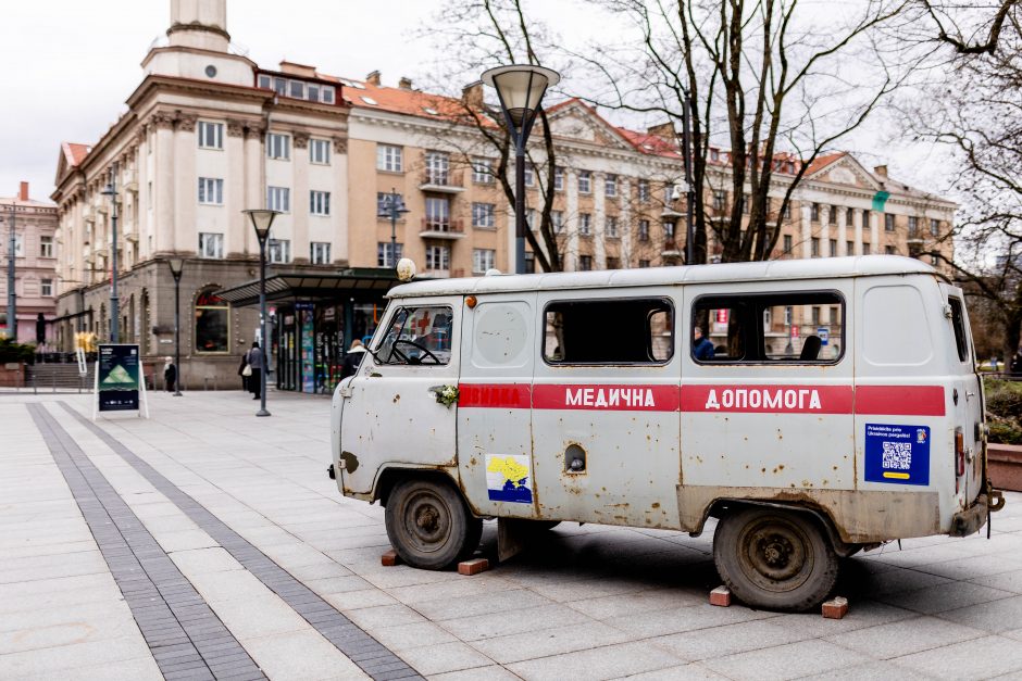 Vilniuje galima pamatyti kulkų suvarpytą greitosios automobilį iš Ukrainos