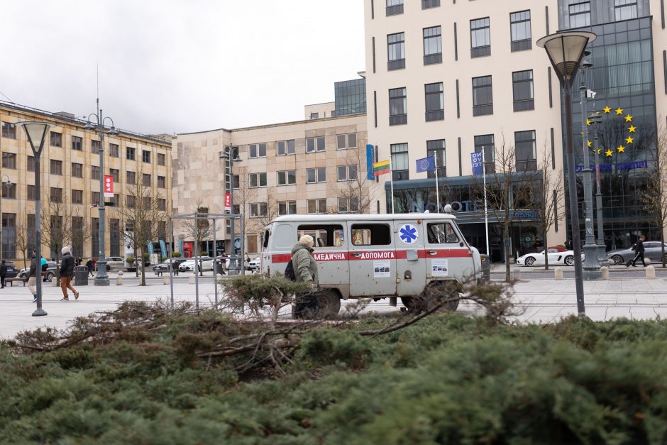 Vilniuje galima pamatyti kulkų suvarpytą greitosios automobilį iš Ukrainos