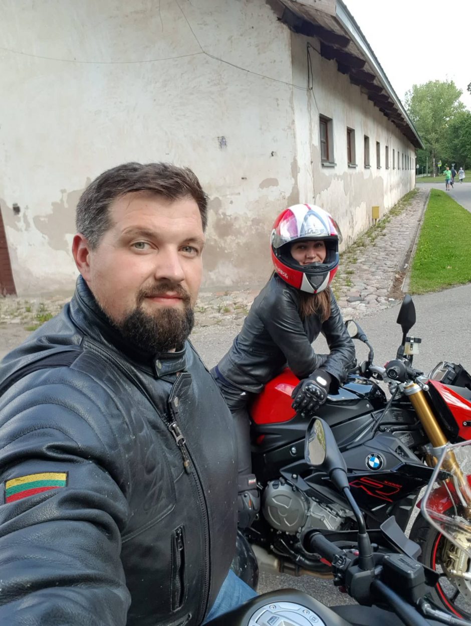 Motociklininkų pora patys išgyveno vaiko netektį ir nori padėti kitiems