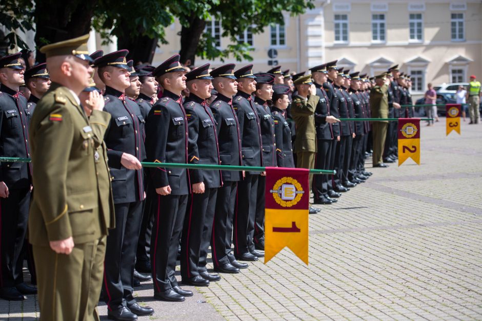 G. Nausėda kariūnams suteikė leitenanto laipsnius