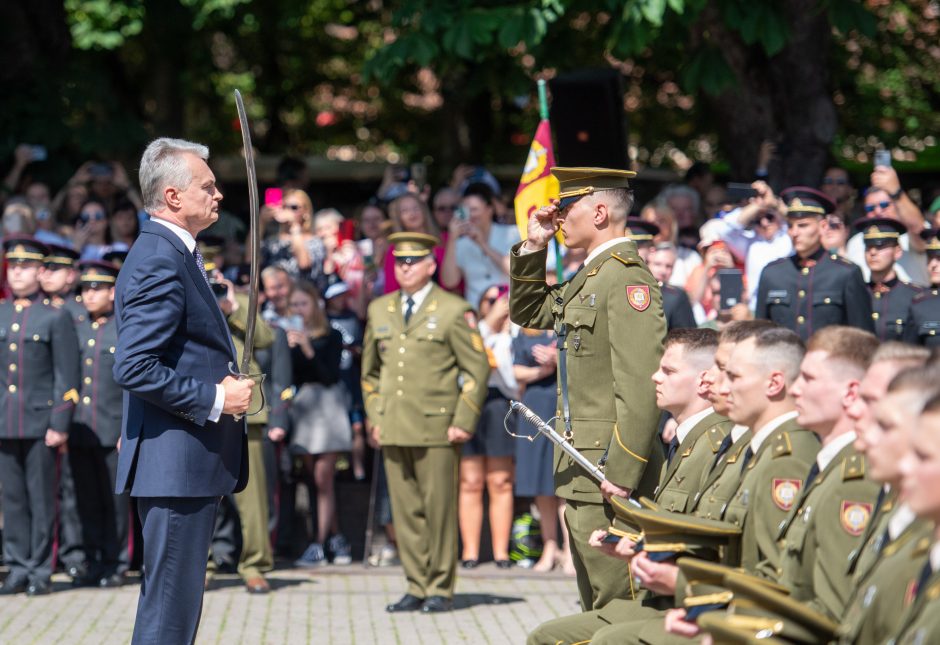 G. Nausėda kariūnams suteikė leitenanto laipsnius