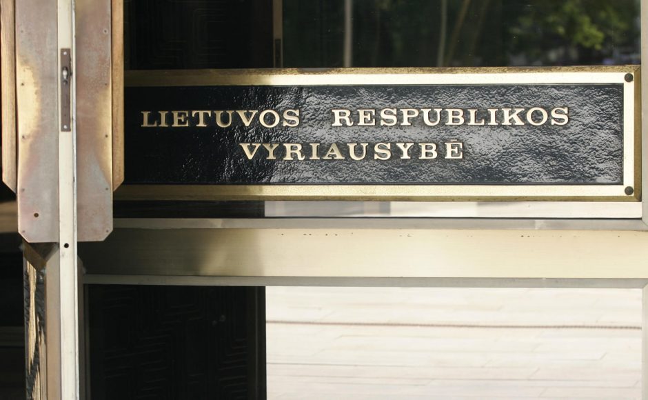 Vyriausybė ketina skirti rentą signataro J. Karvelio našlei