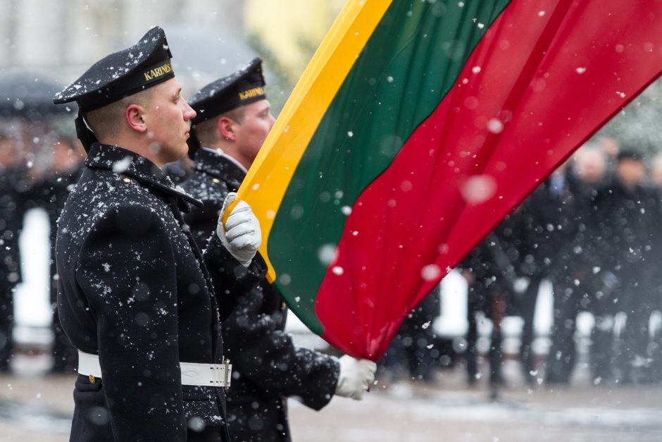 Nepriklausomybės aikštėje – iškilminga Lietuvos vėliavos pakėlimo ceremonija