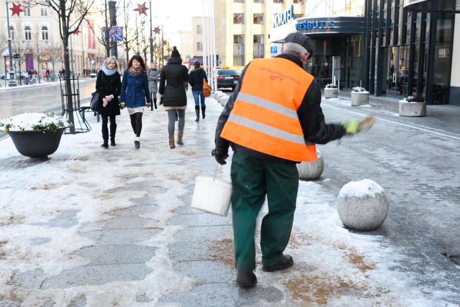 Vilniuje užfiksuota 350 pažeidimų dėl netinkamai valomų šaligatvių