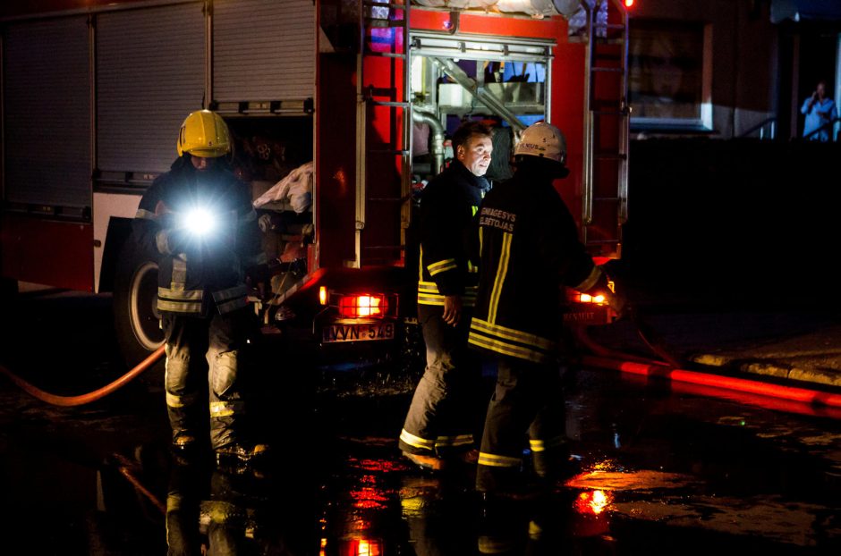 Šiaulių rajone užsiliepsnojo angaras su viduje esančia technika