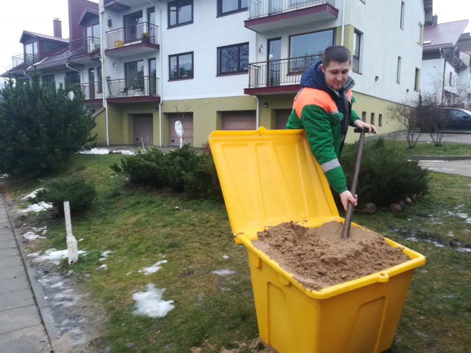 Prie statesnių Vilniaus įkalnių atsirado konteineriai su druska ir smėliu