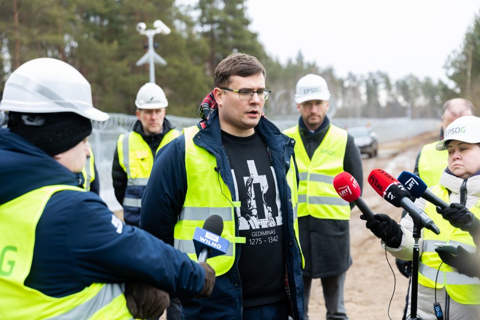 NSGK vadovas: Baltarusijos pasienyje įrengta pusė visos koncertinos, 90 km tvoros