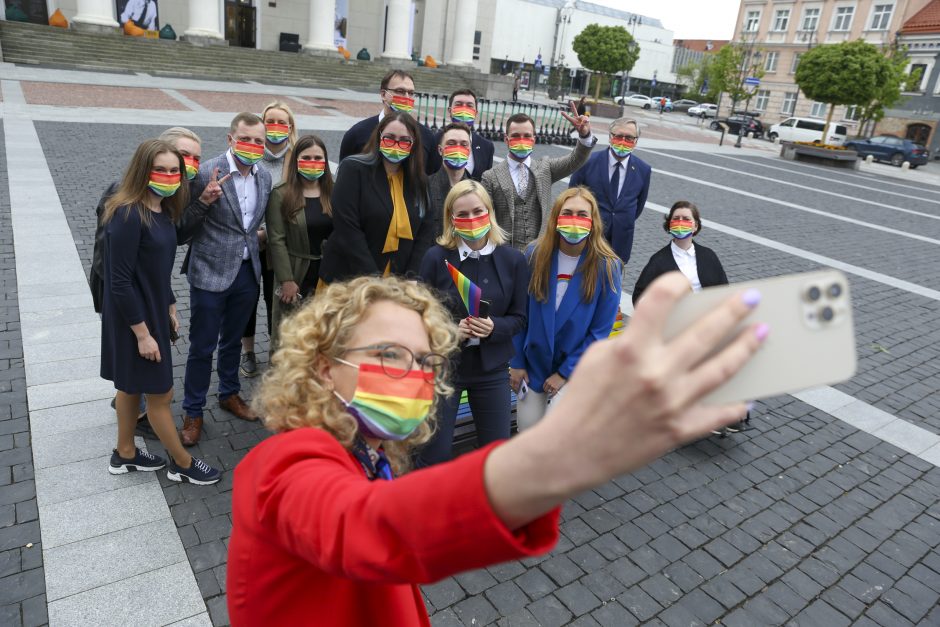 Laisvės frakcijos dovana Vilniui – vaivorykštės spalvų suoliukas