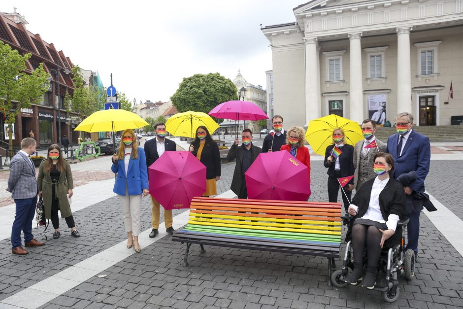 Laisvės frakcijos dovana Vilniui – vaivorykštės spalvų suoliukas