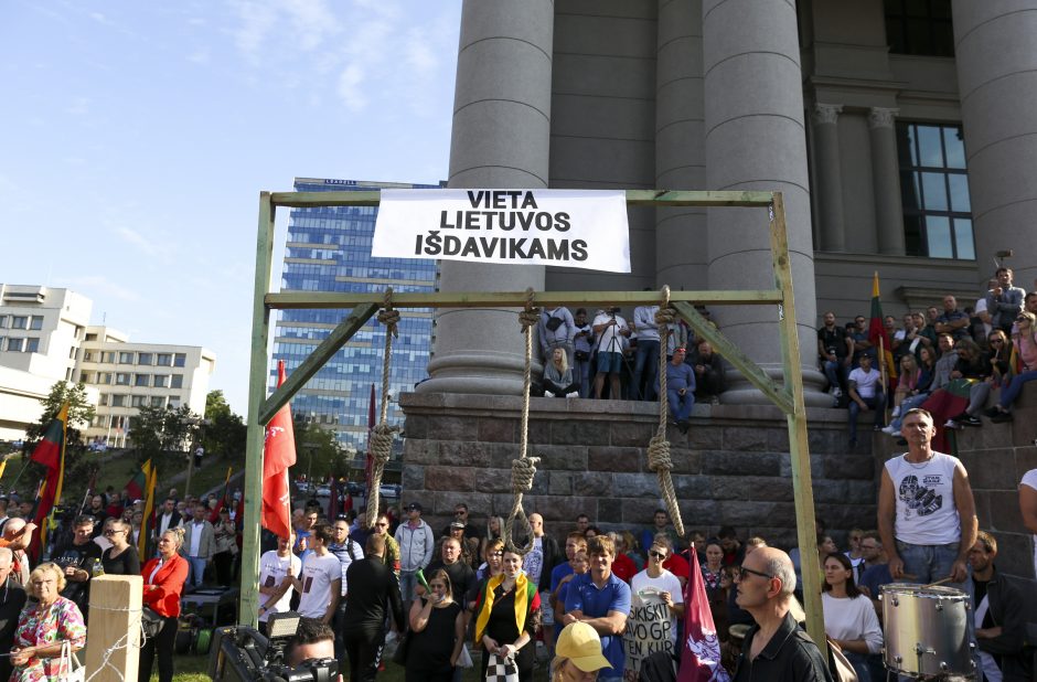 Žydų atstovai, I. Šimonytė pasmerkė Holokausto simbolikos naudojimą mitinge prie Seimo