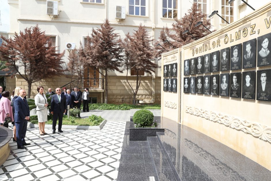 D. Nausėdienė Baku universitete atidarė V. Krėvės-Mickevičiaus vardo auditoriją