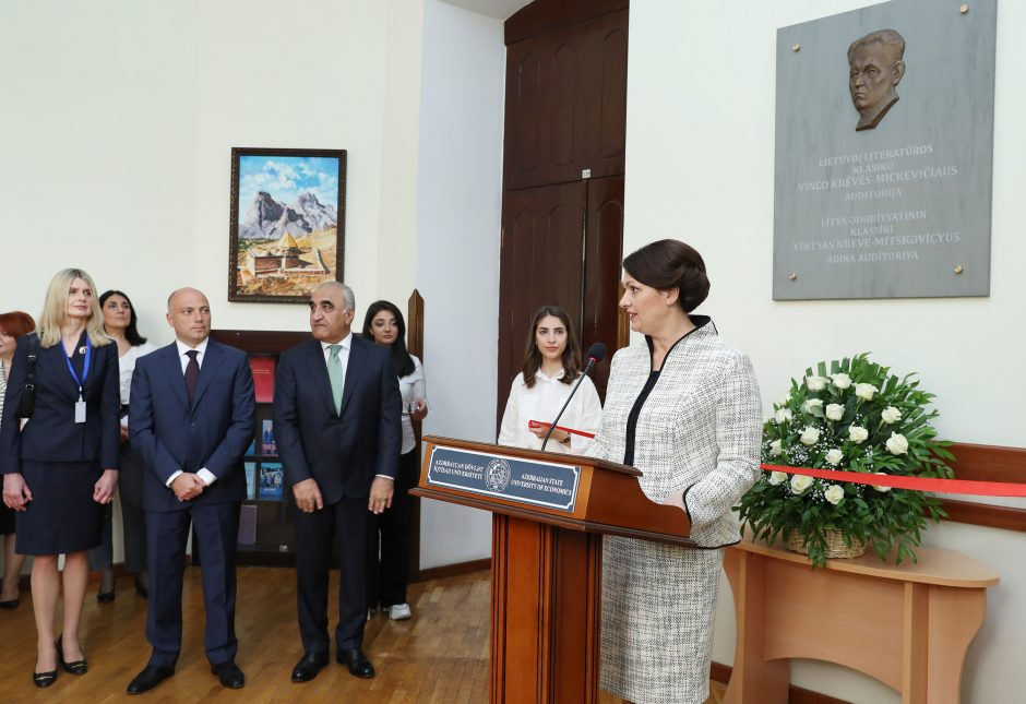 D. Nausėdienė Baku universitete atidarė V. Krėvės-Mickevičiaus vardo auditoriją