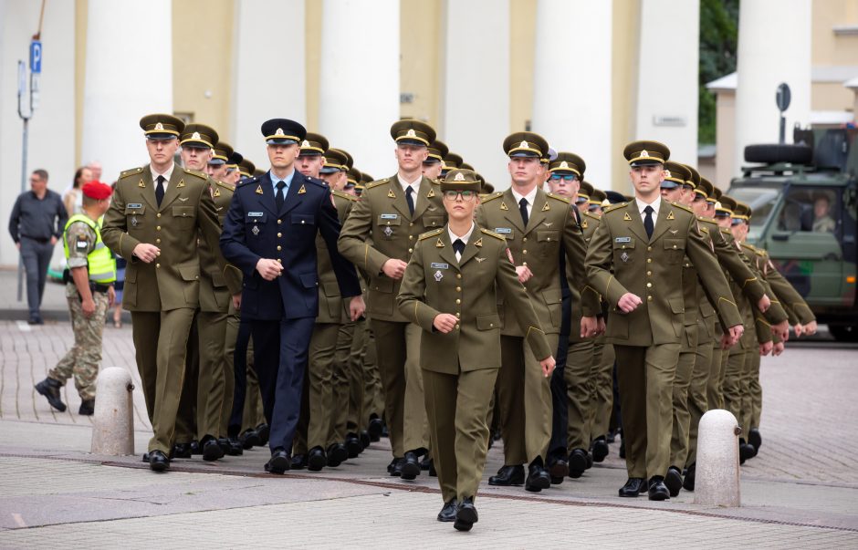 Prezidentas Karo akademijos absolventams suteikė karininkų laipsnius