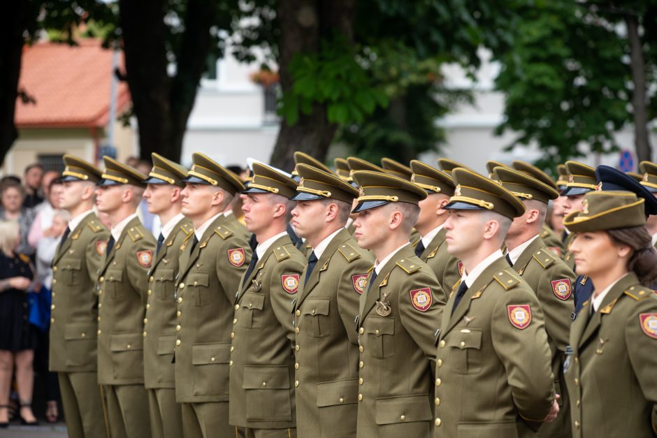 Prezidentas Karo akademijos absolventams suteikė karininkų laipsnius