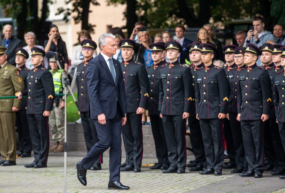 Prezidentas Karo akademijos absolventams suteikė karininkų laipsnius