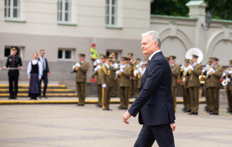 Prezidentas Karo akademijos absolventams suteikė karininkų laipsnius