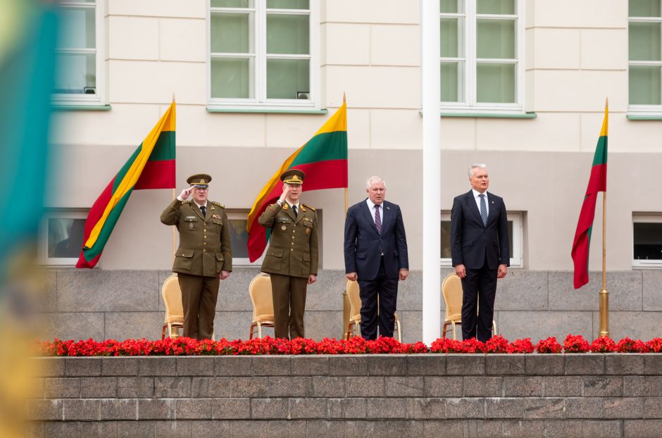 Prezidentas Karo akademijos absolventams suteikė karininkų laipsnius