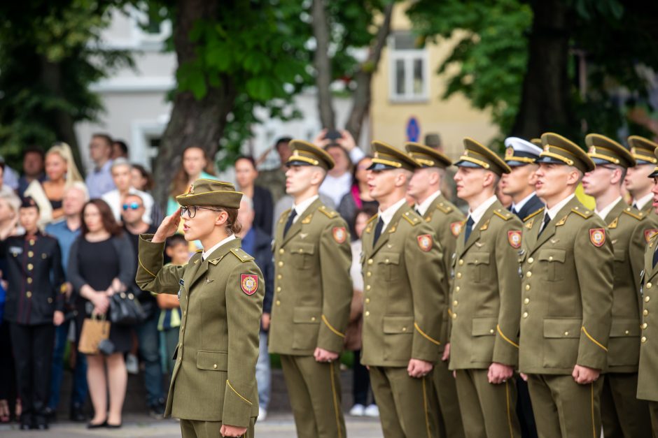 Prezidentas Karo akademijos absolventams suteikė karininkų laipsnius