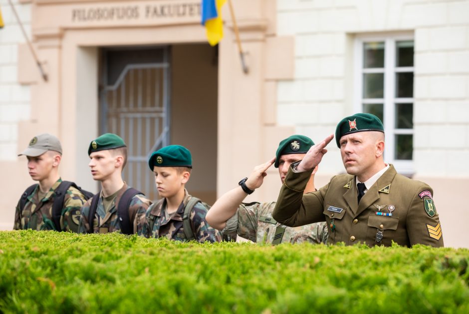 Prezidentas Karo akademijos absolventams suteikė karininkų laipsnius