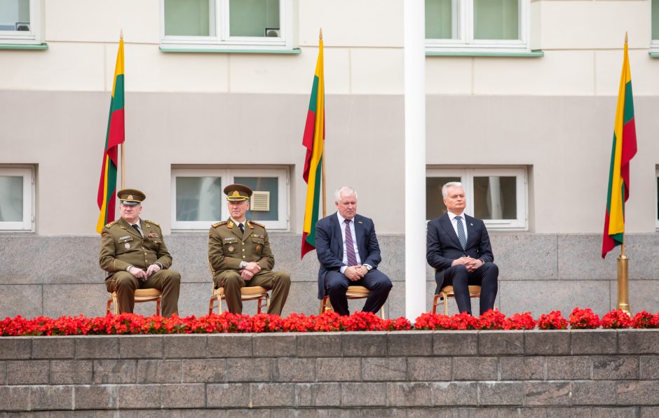 Prezidentas Karo akademijos absolventams suteikė karininkų laipsnius