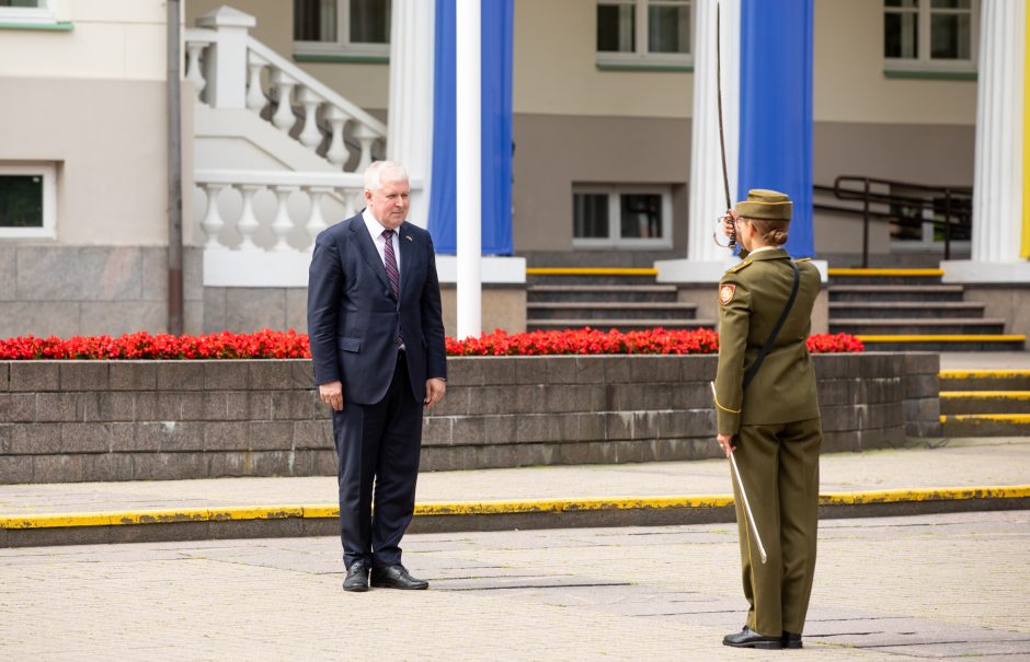 Prezidentas Karo akademijos absolventams suteikė karininkų laipsnius