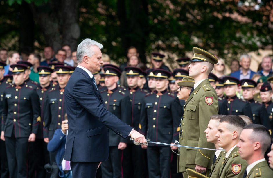 Prezidentas Karo akademijos absolventams suteikė karininkų laipsnius