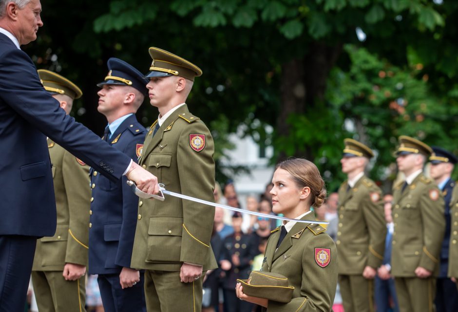 Prezidentas Karo akademijos absolventams suteikė karininkų laipsnius