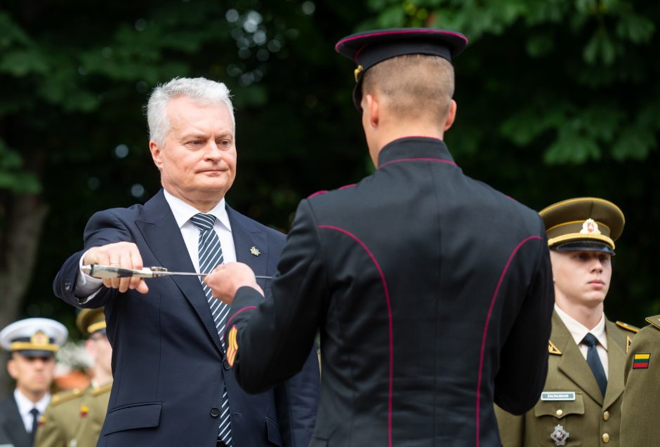 Prezidentas Karo akademijos absolventams suteikė karininkų laipsnius