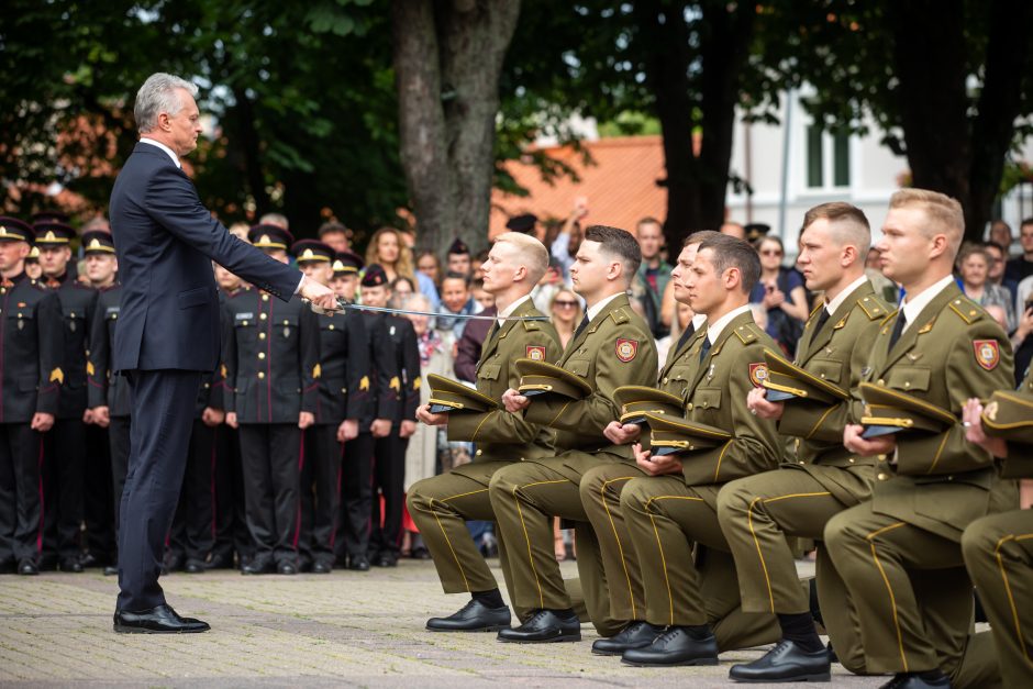 Prezidentas Karo akademijos absolventams suteikė karininkų laipsnius