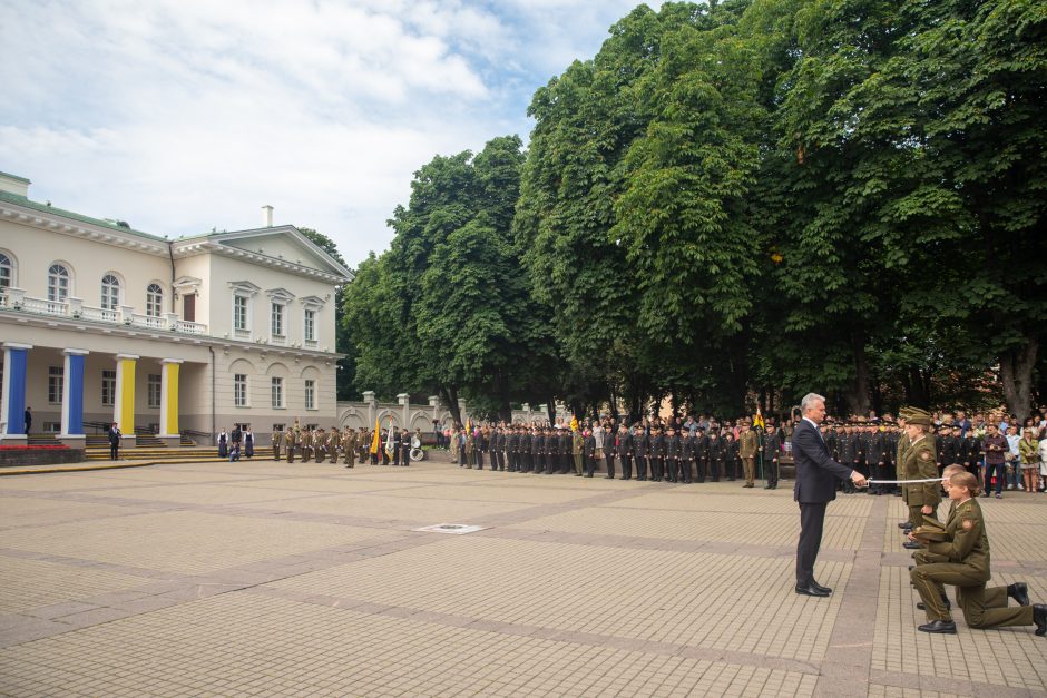 Prezidentas Karo akademijos absolventams suteikė karininkų laipsnius