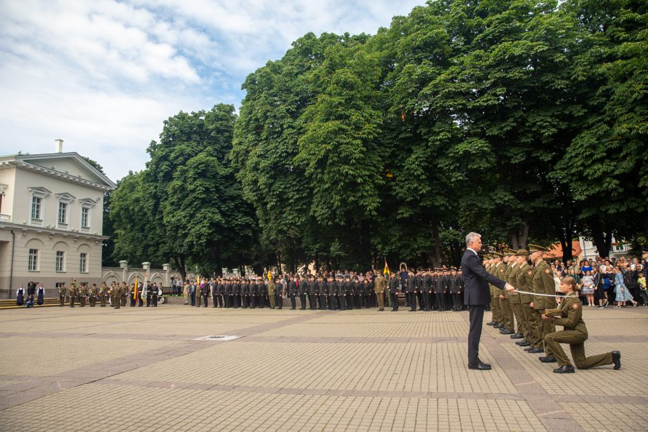 Prezidentas Karo akademijos absolventams suteikė karininkų laipsnius