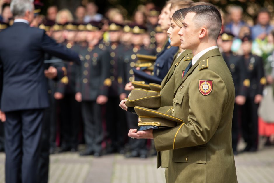 Prezidentas Karo akademijos absolventams suteikė karininkų laipsnius