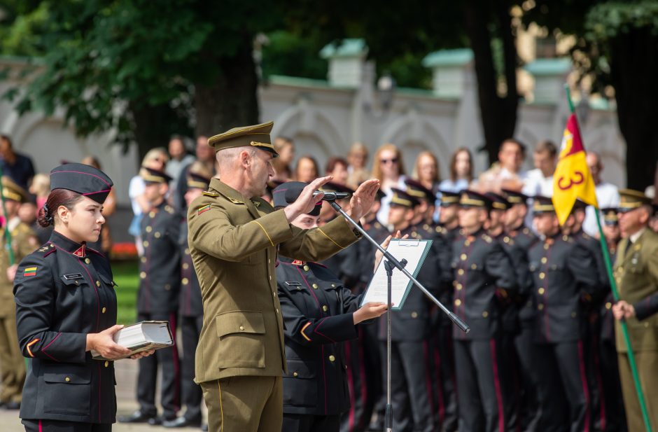 Prezidentas Karo akademijos absolventams suteikė karininkų laipsnius