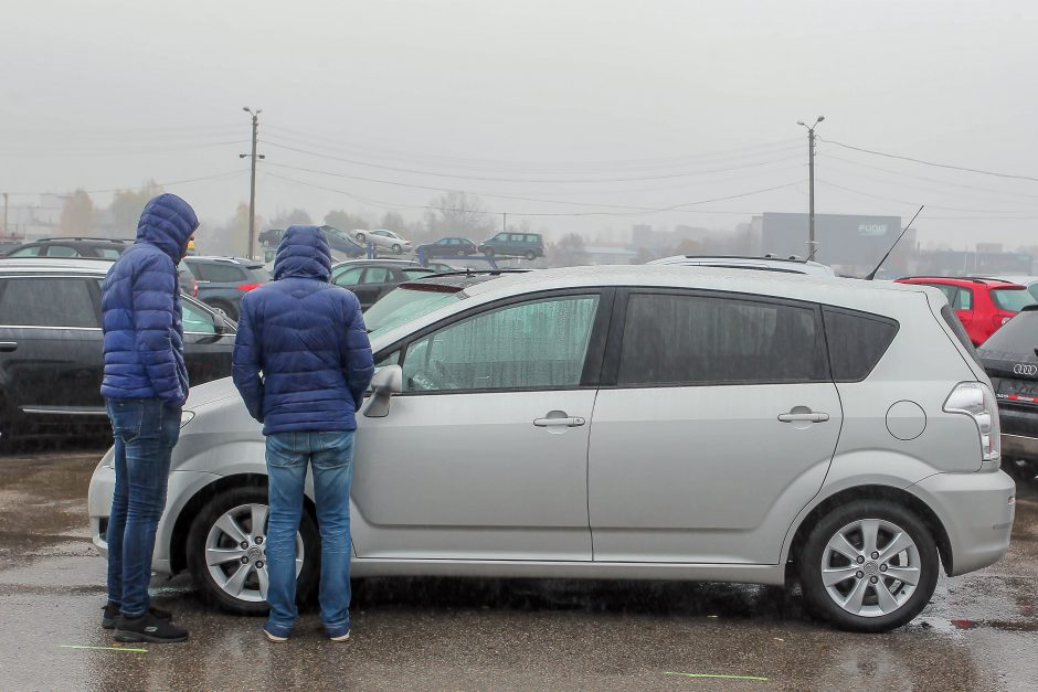 Lietuviai keičia požiūrį: dyzeliniu kuru varomus automobilius išstumia hibridiniai