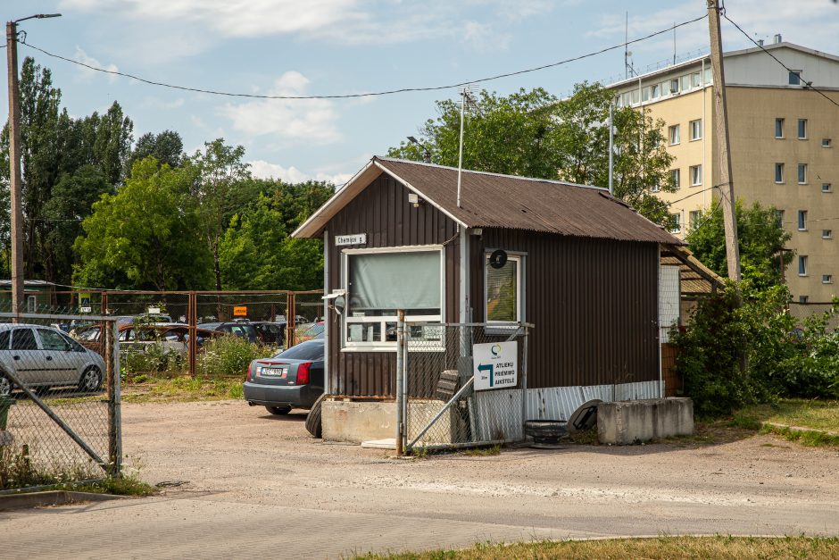 Aukcione – trys mokyklos ir keistoki objektai