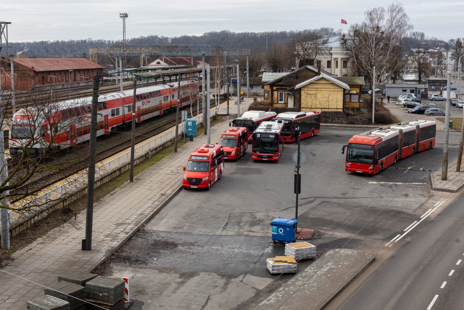 Automobilių aikštelė virš bėgių: utopinė konservatorių idėja?