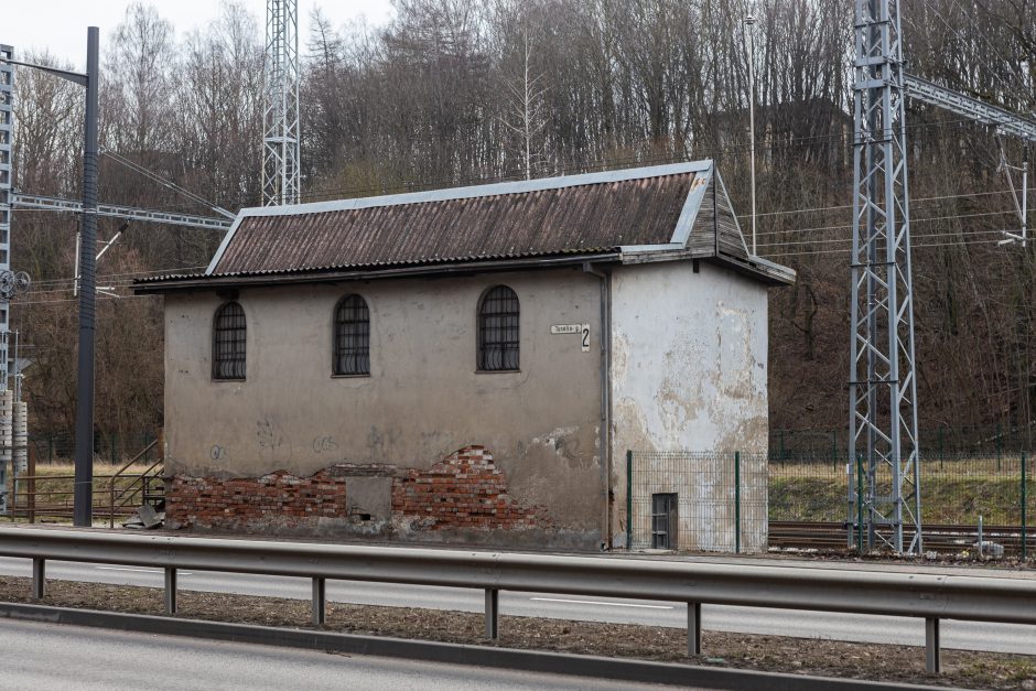 Automobilių aikštelė virš bėgių: utopinė konservatorių idėja?