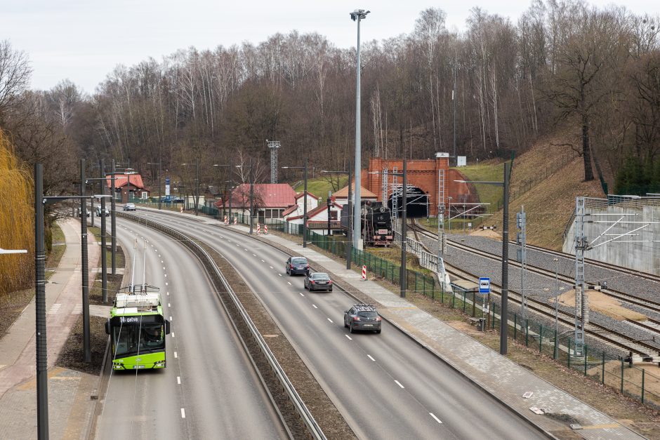 Automobilių aikštelė virš bėgių: utopinė konservatorių idėja?